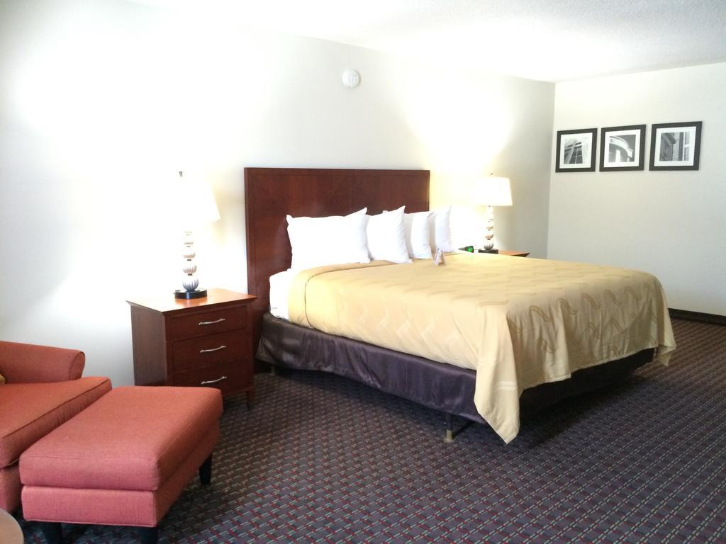 Quality Inn Акворт Екстер'єр фото
