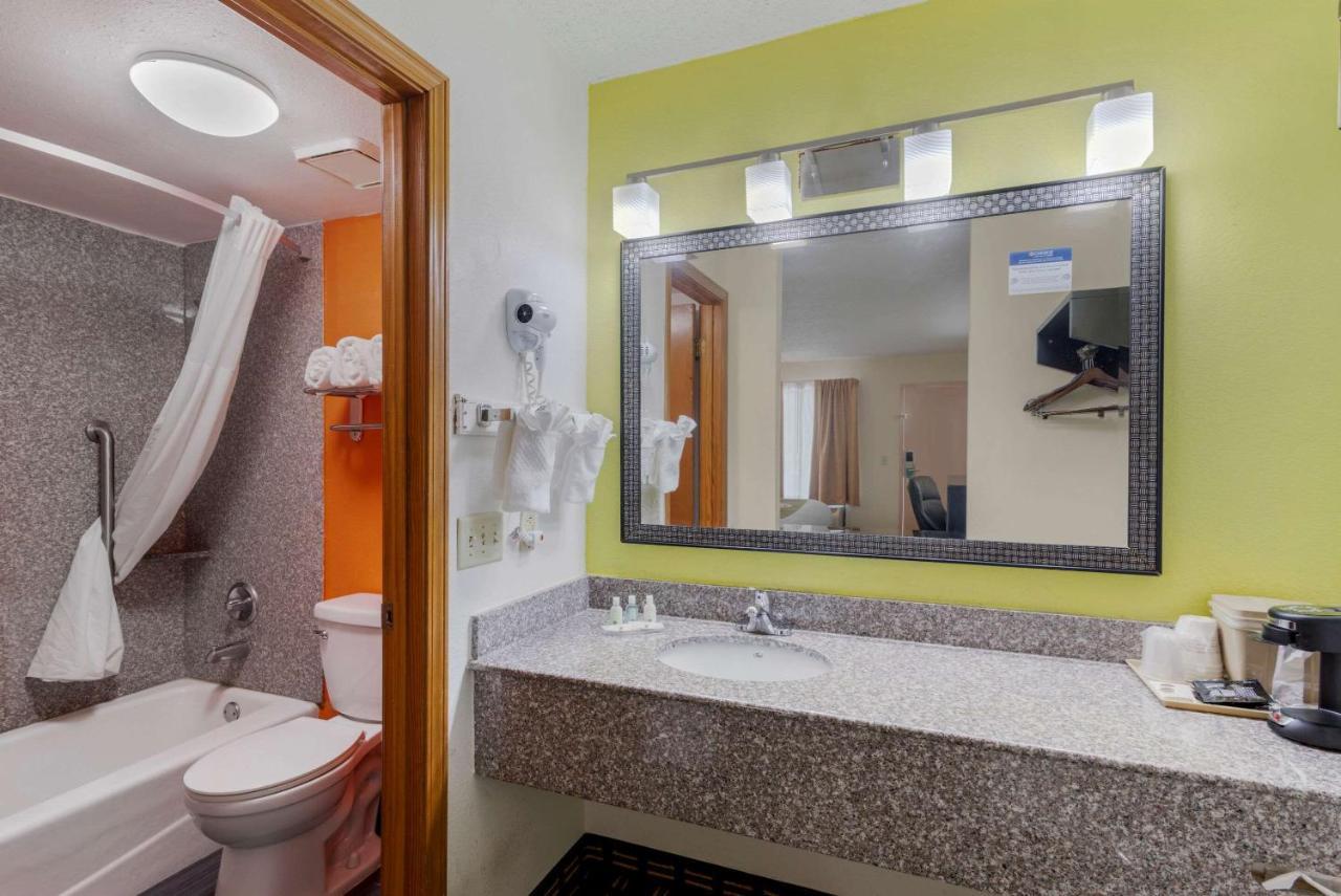 Quality Inn Акворт Екстер'єр фото