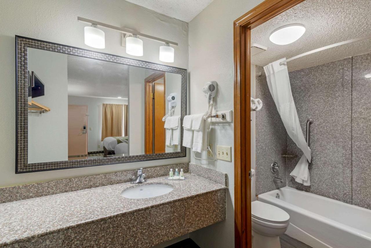Quality Inn Акворт Екстер'єр фото